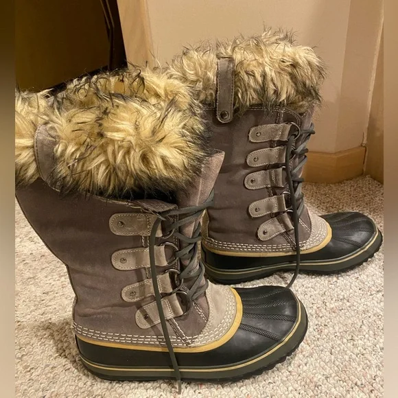 Sorel Black and Tan Fur-Trimmed Winter Boots - Picture 3 of 5